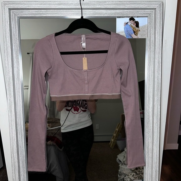 Women’s SKIMS Cotton Ribbed Picot Super Cropped Henley - Umber - Picture 1 of 3